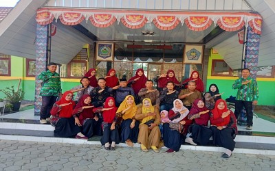 SMKN 1 WOHA Peringati Hari Batik Nasional 2 Oktober 2023
